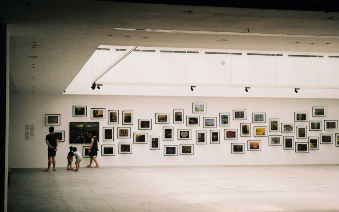 Une femme visitant une exposition