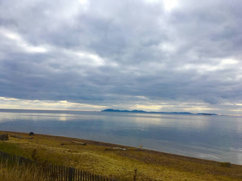 bord de mer et les îles au loin