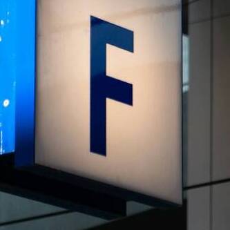 un panneau bleu avec une large lettre F