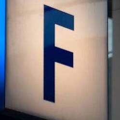 un panneau bleu avec une large lettre F