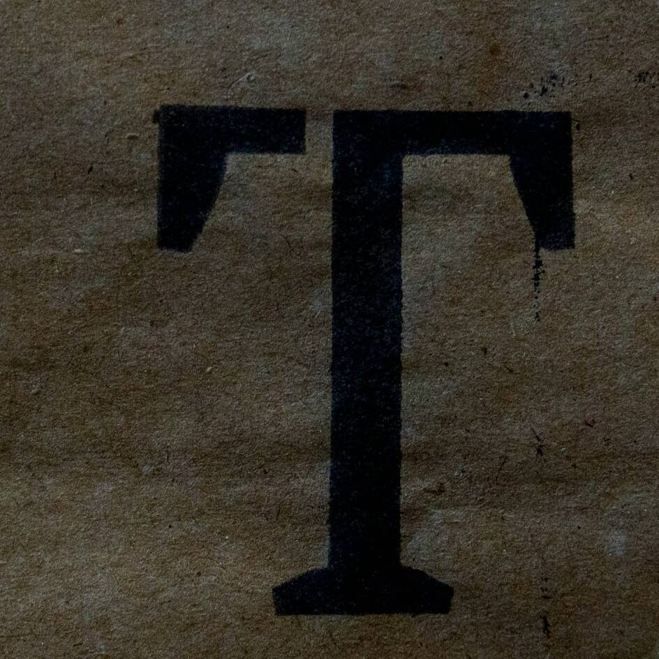 Un gros plan sur un morceau de papier portant la lettre « t ».