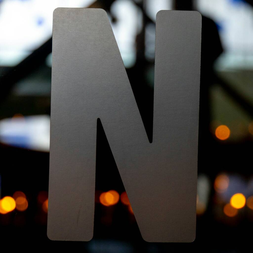Un gros plan de la lettre « n » sur un panneau.