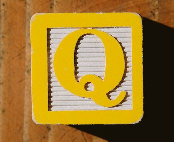Carte jaune et noire sur une table en bois brun