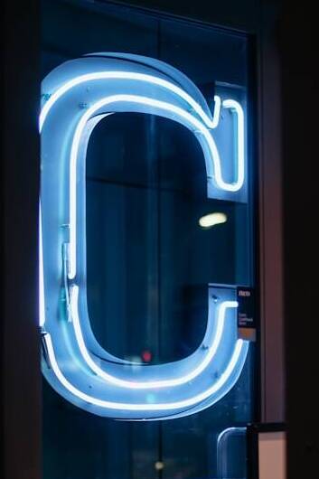 une porte avec un C