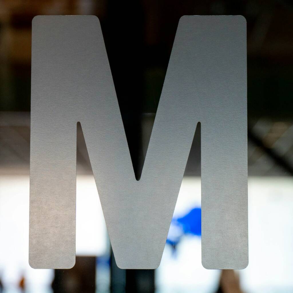 un gros plan sur la lettre « m » d'une enseigne